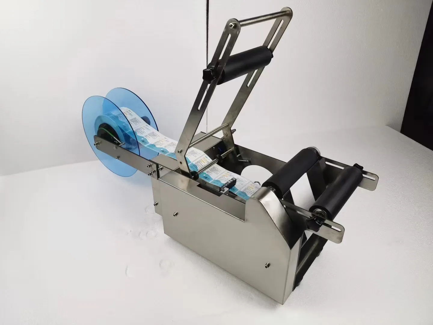 

Полуавтоматическая этикетировочная машина для круглых бутылок YAOMATEC, ручная этикетировочная машина для стеклянных бутылок.