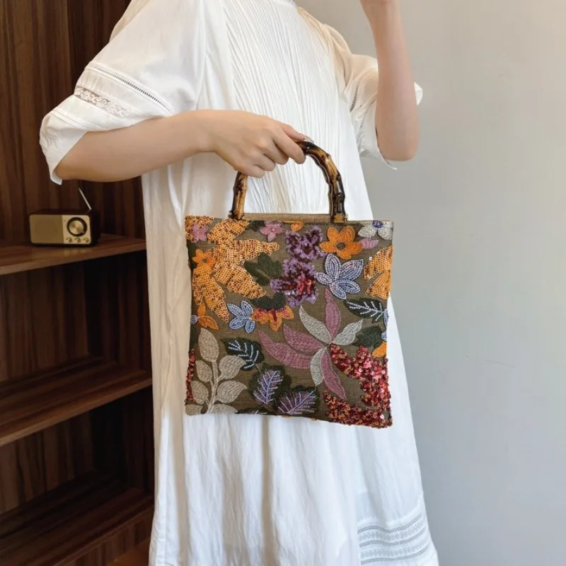 

1 шт. стильная сумка с бамбуковой ручкой и цветочной вышивкой, большая вместительная сумка для ежедневных поездок на работу, винтажная сумка с цветочной вышивкой и верхней ручкой