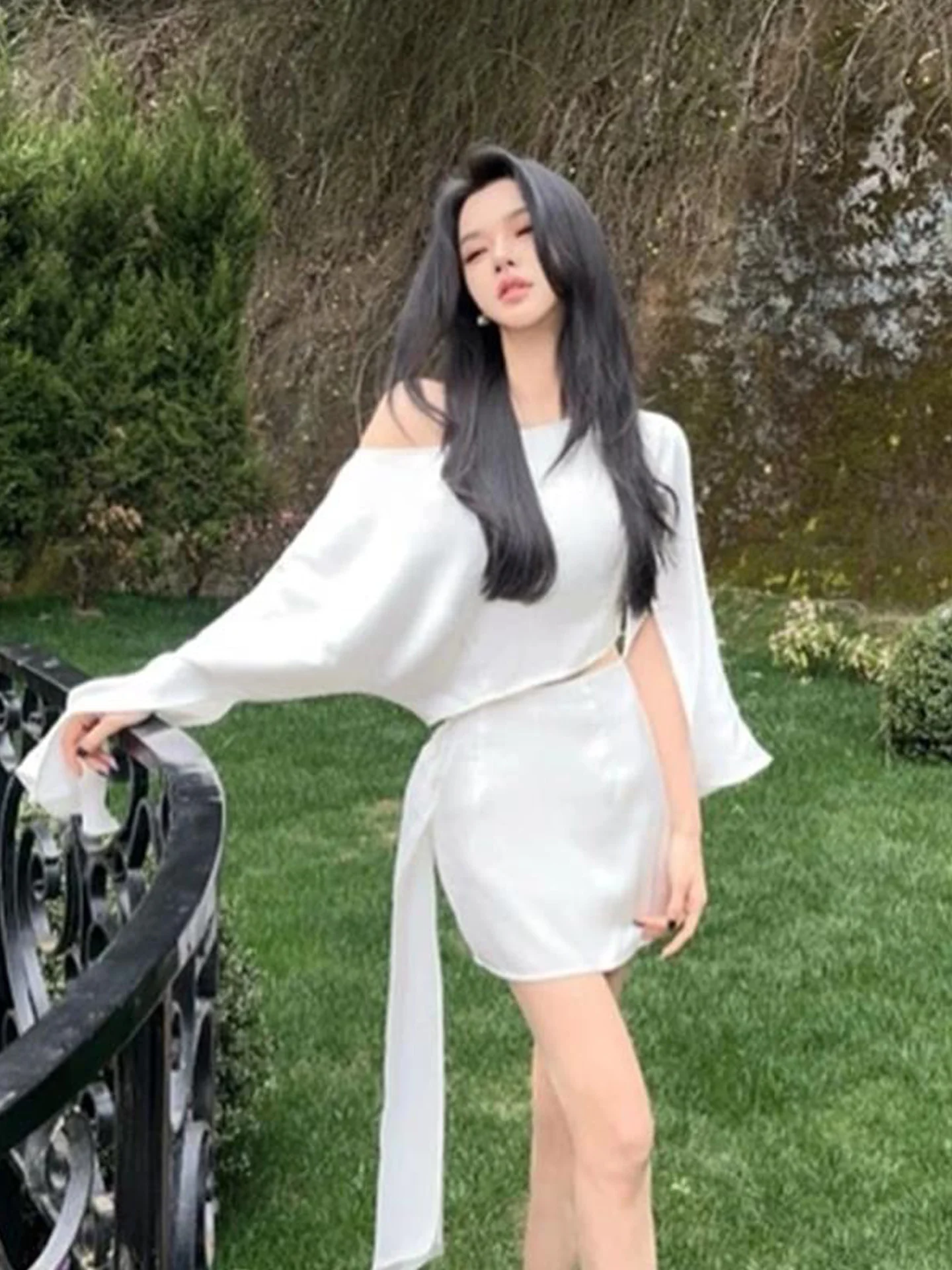 

Элегантный белый асимметричный атласный топ и юбка-карандаш с высокой талией: летний женский комплект в корейском стиле из неэластичной ткани