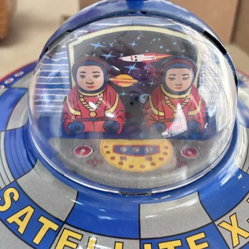 Disco volante in metallo di latta UFO nave spaziale modello figura astronauta giocattolo a carica collezione per adulti regalo di orologeria astronauta retrò