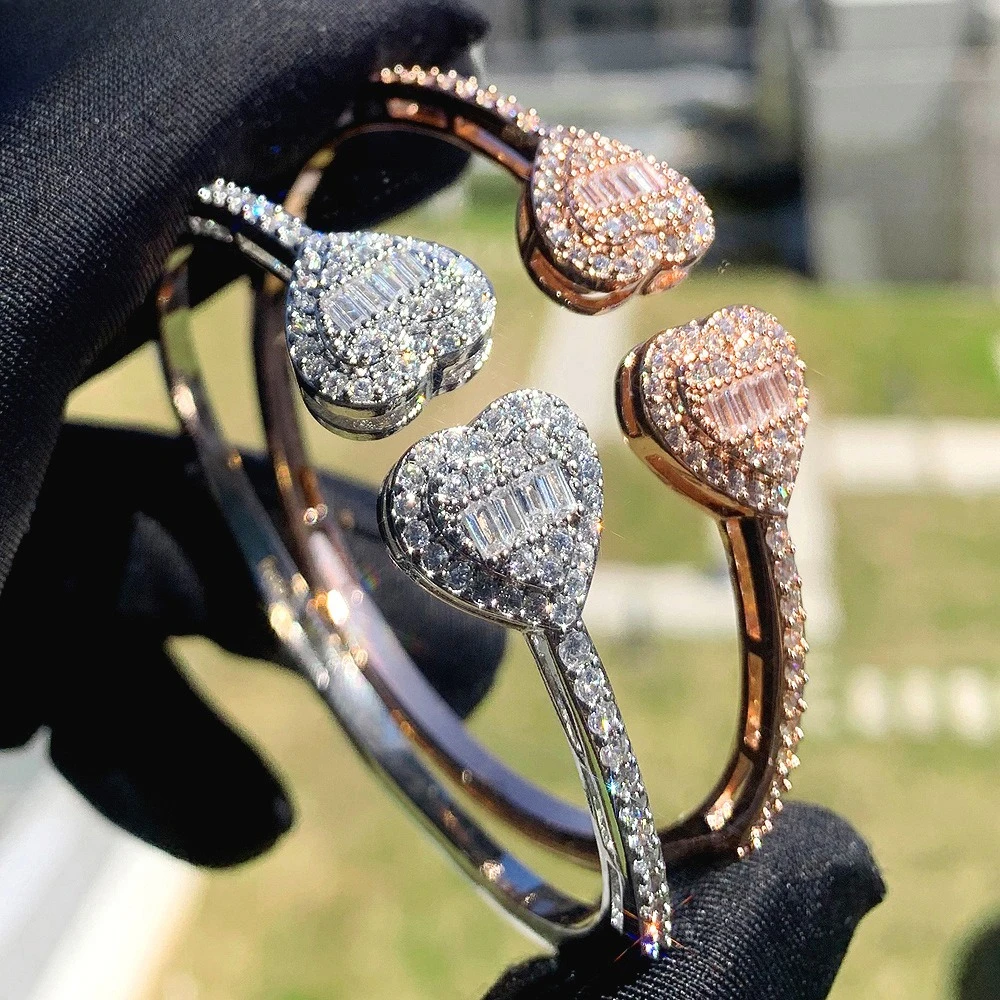 

2026 Новый Iced Out Bling Браслет с открытым сердцем Золото Серебро Цвет CZ Сердца Шарм Браслет Для женщин Роскошные ювелирные изделия в стиле хип-хоп