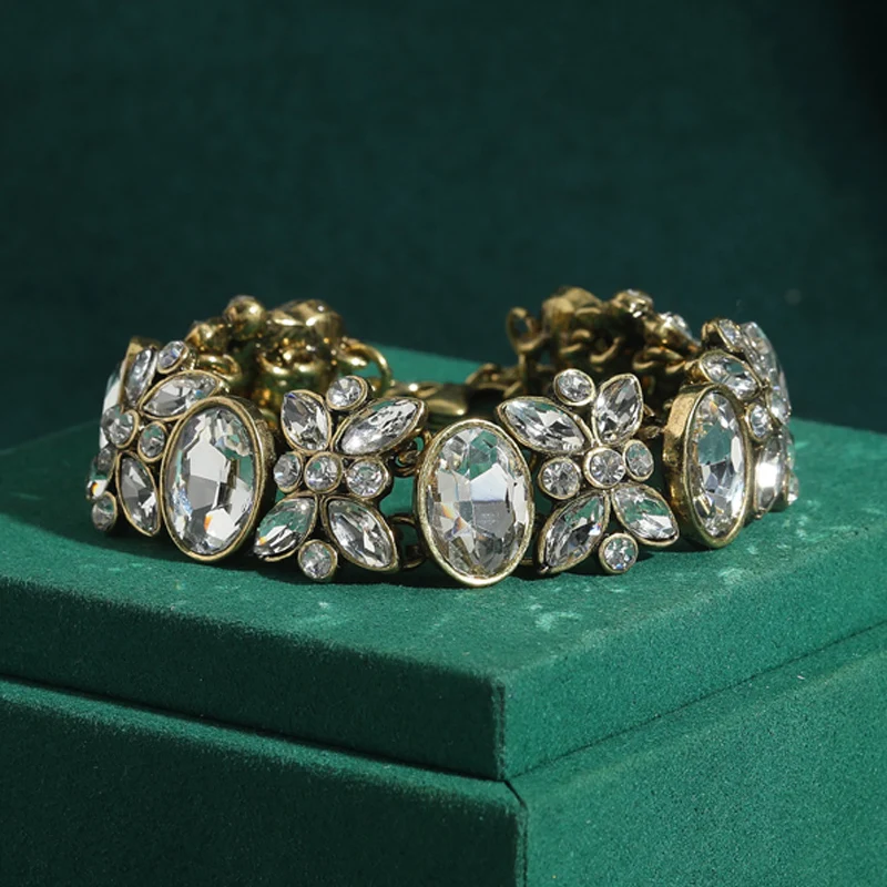 

Vintage White Butterfly Flower Crystal Bracelet Oval Novel Jewelry Luxury Neutral Style Decoration Festival Gift 2026 New Trend