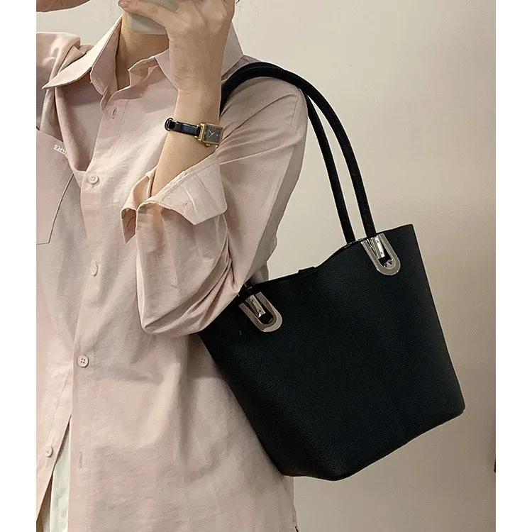 

2024 New High End Luxury Large Capacity Shoulder Pack Simple Solid All-match Elegant Commuter Leisure Bags Office Lady Tote Bag