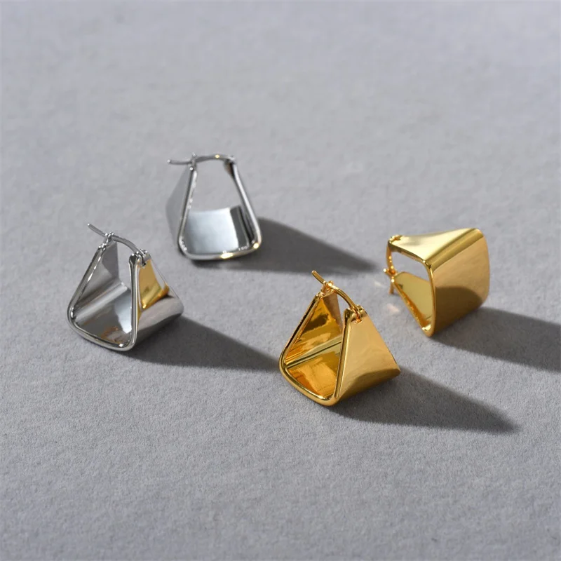 Pendientes triangulares de pirámide hueca Vintage para mujer, moda única, diseño de lujo ligero, joyería brillante de alta calidad, chicas de moda