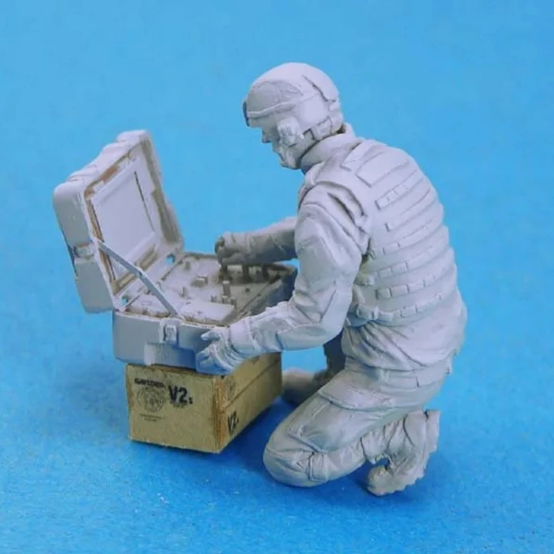 1/35 Scale Resin Figure Assembly Model Kits US EOD Robot Controller Hobby Miniature Garage Kit Unassembled and Unpainted