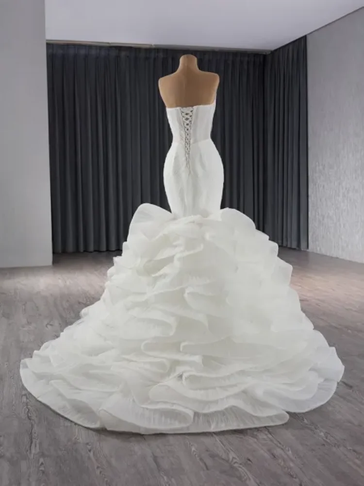 2025 Vestido de novia personalizado para mujer, diseño sin tirantes en V profundo, falda en forma de cola de pez con lentejuelas y perlas y pliegues en capas