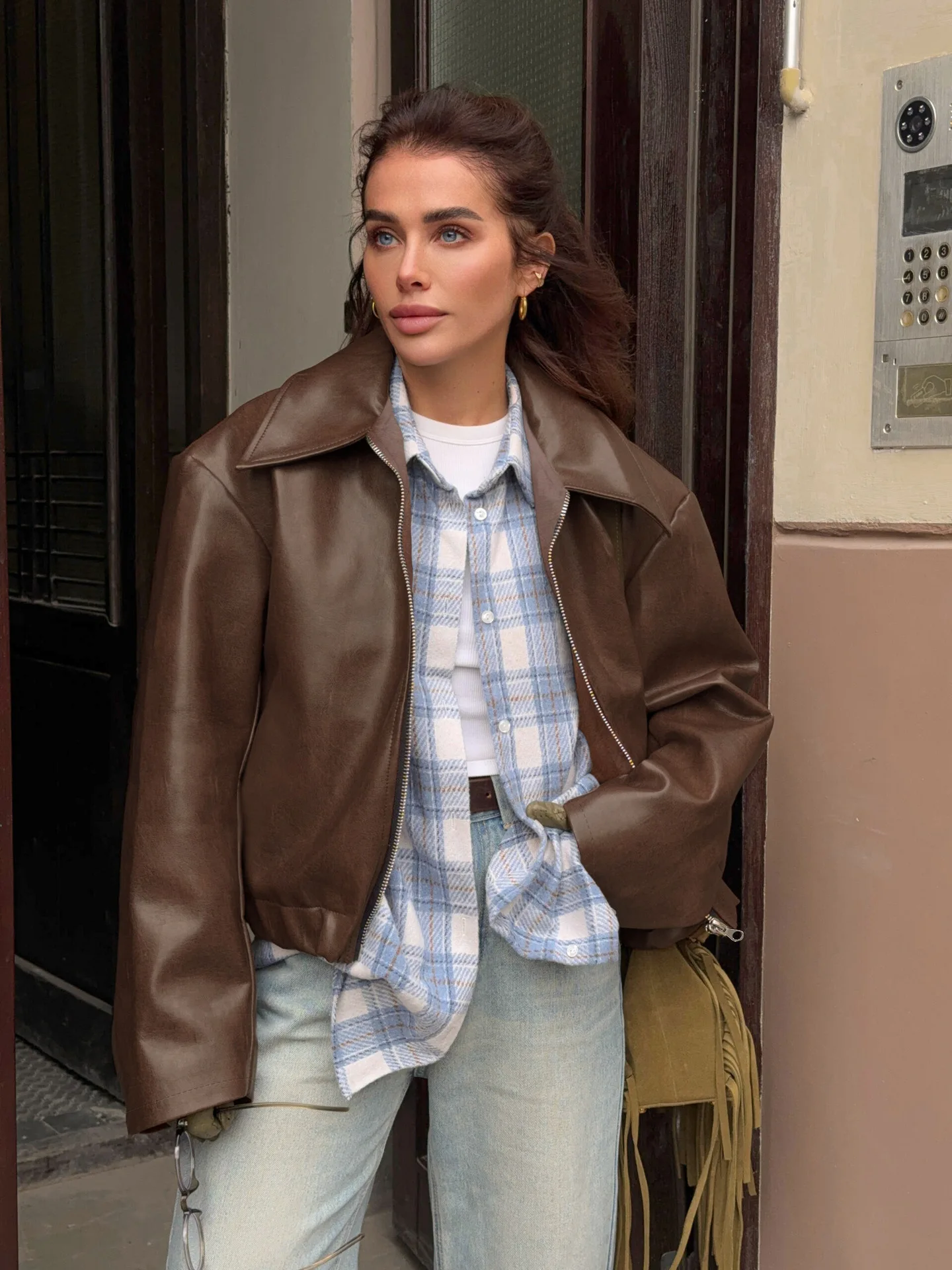 سترة جلدية جديدة لخريف وشتاء 2025 ملابس خارجية غير رسمية متينة مع سحاب وطية صدر السترة معاطف من البولي يوريثان ملابس خروج للسيدات قطع علوية للسيدات