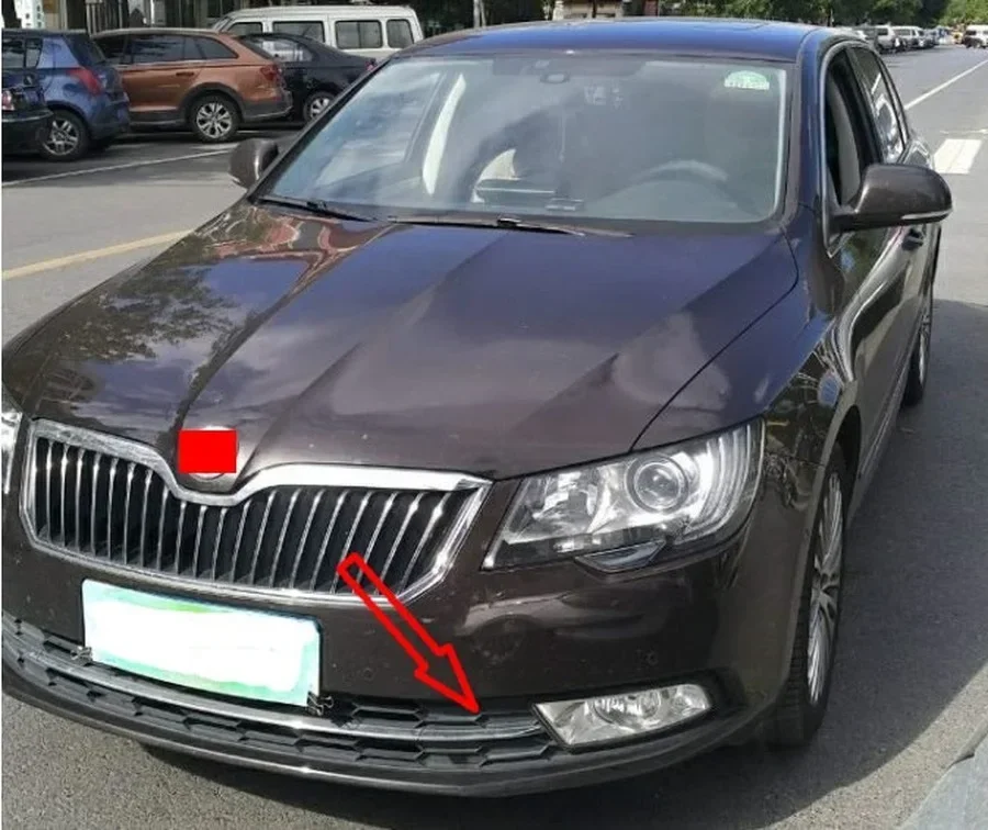 Per Skoda Superb 2013 2014 2015 con barra luminosa Copertura della lampada fendinebbia Paraurti anteriore inferiore Fendinebbia Telaio della luce