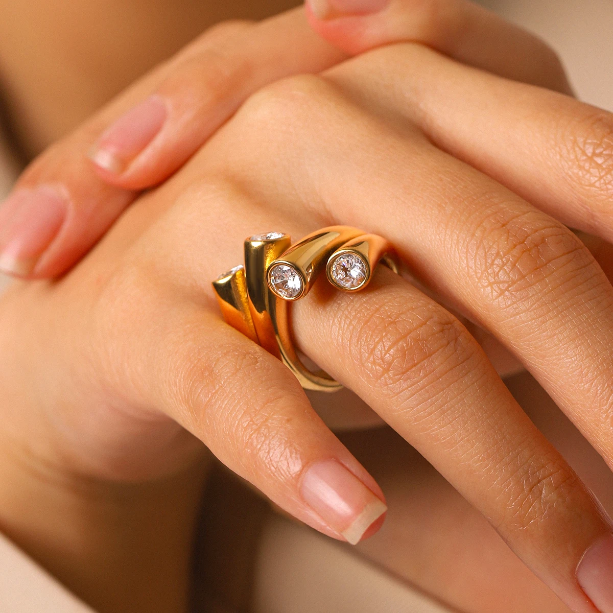 Zirkon-Bandring, vergoldet, Edelstahl, Damen, mehrlagig, Y2K-Ästhetik, wasserdicht, anlaufbeständig, Urlaub, Party, Statement-Ring – Detail 4
