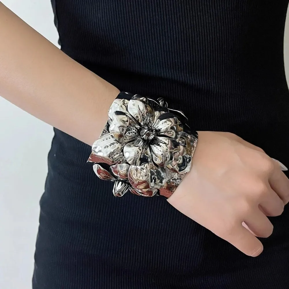 

Classical Wide Open Exaggerated Flower Bangle Armlet Geometric Metal Flower Bracelet Retro Golden Women's Wrist Jewelry Girls
