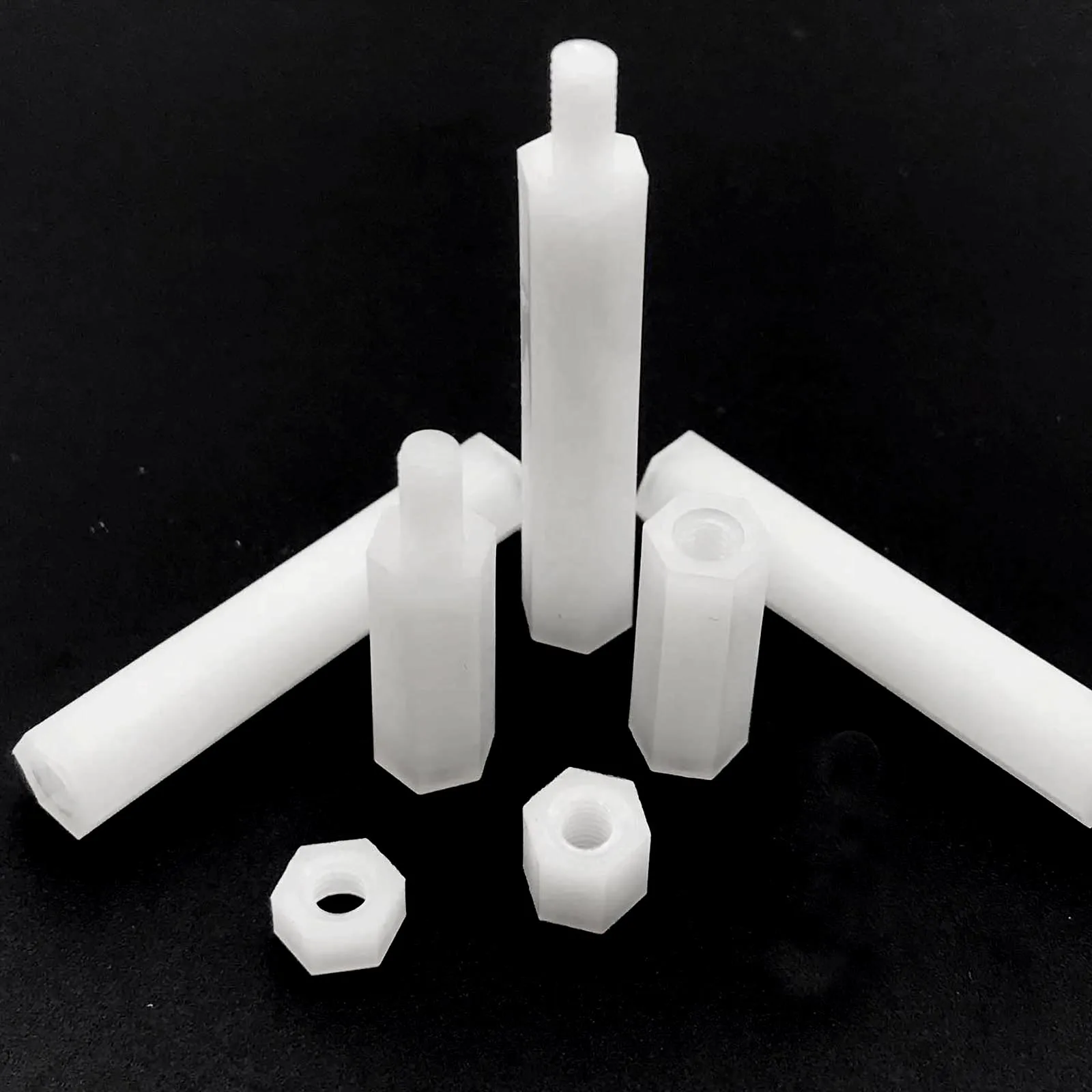 HZYUEGOU 50 Stück Schwarz Weiß M2 M2.5 M3 M4 Kunststoff Nylon Sechskant-Abstandshalter Stecker Buchse Phillips Flachkopf Rundkopf Schraube Bolzen – Detail 4