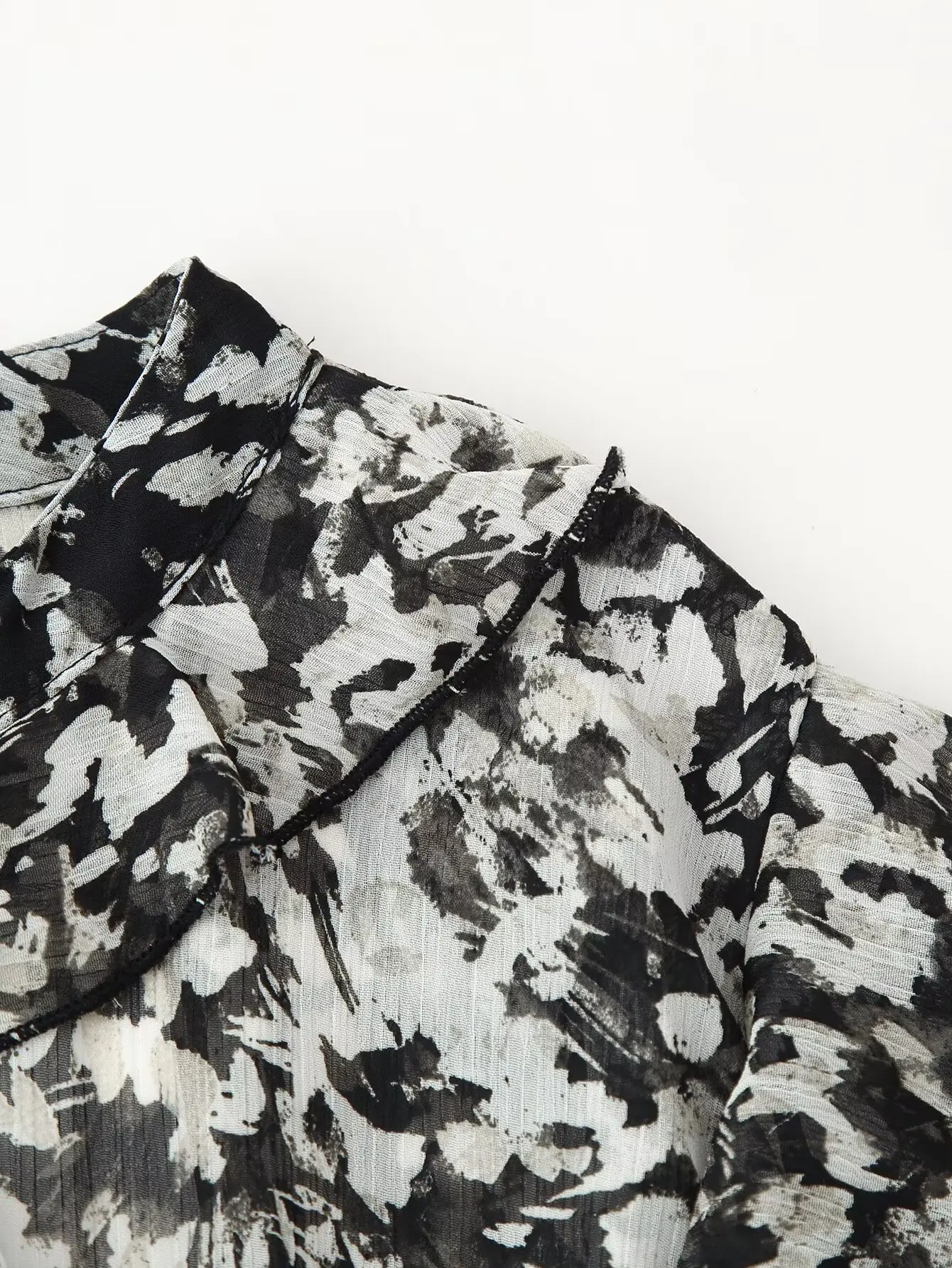 2025 ชุดเดรสพิมพ์ลายแขนยาวคอวีผูกเข็มขัดสไตล์ยุโรปและอเมริกาที่ทันสมัยและสง่างามของผู้หญิง