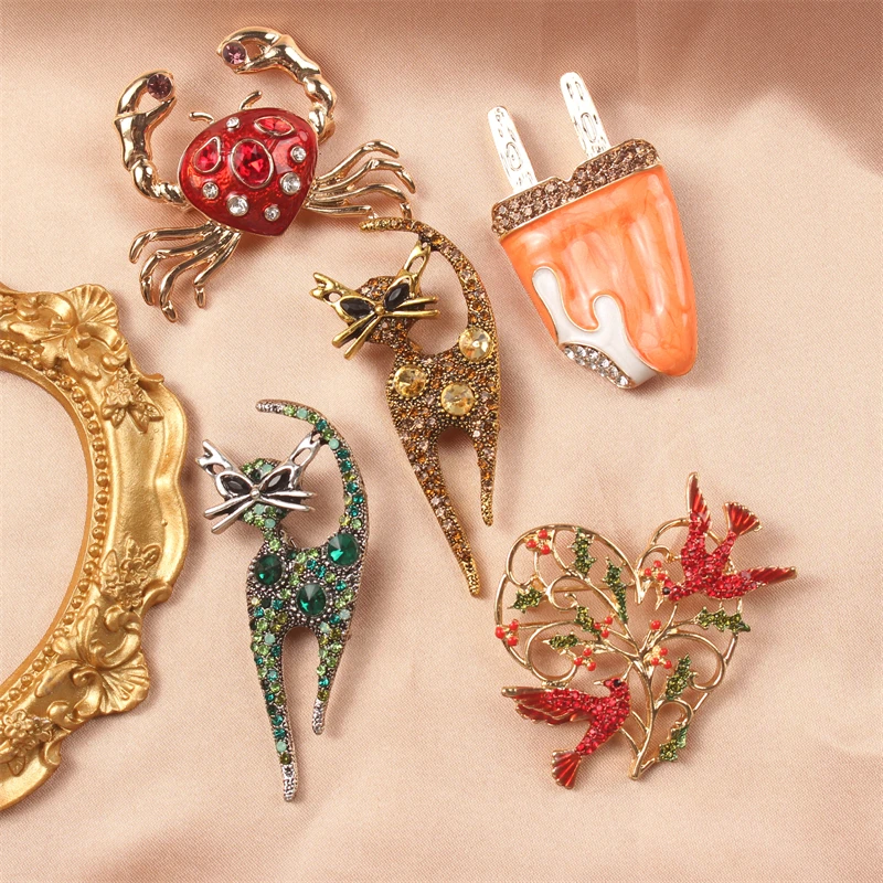 Elegant Flying Beauty Bird Brooches Shining Cute Crab Rhinestone Lovely Cat Brooch Pins Gifts Delicious Ice Cream Badges Corsage