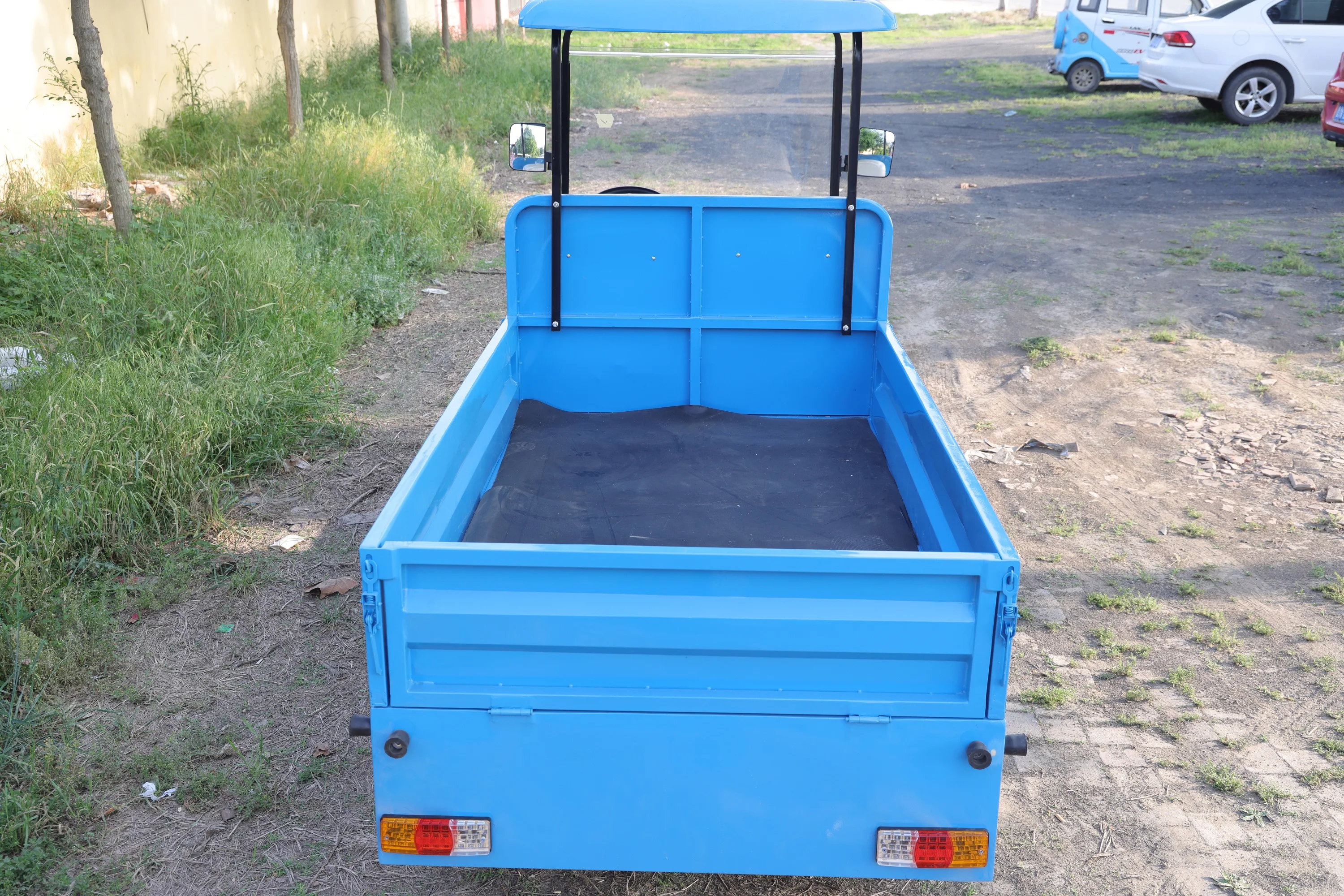 شاحنة عربة جولف كهربائية بمقعدين مع دلاء شحن 48 فولت 60 فولت 5 كيلو وات محرك فولاذي متوافق مع سيارة النادي