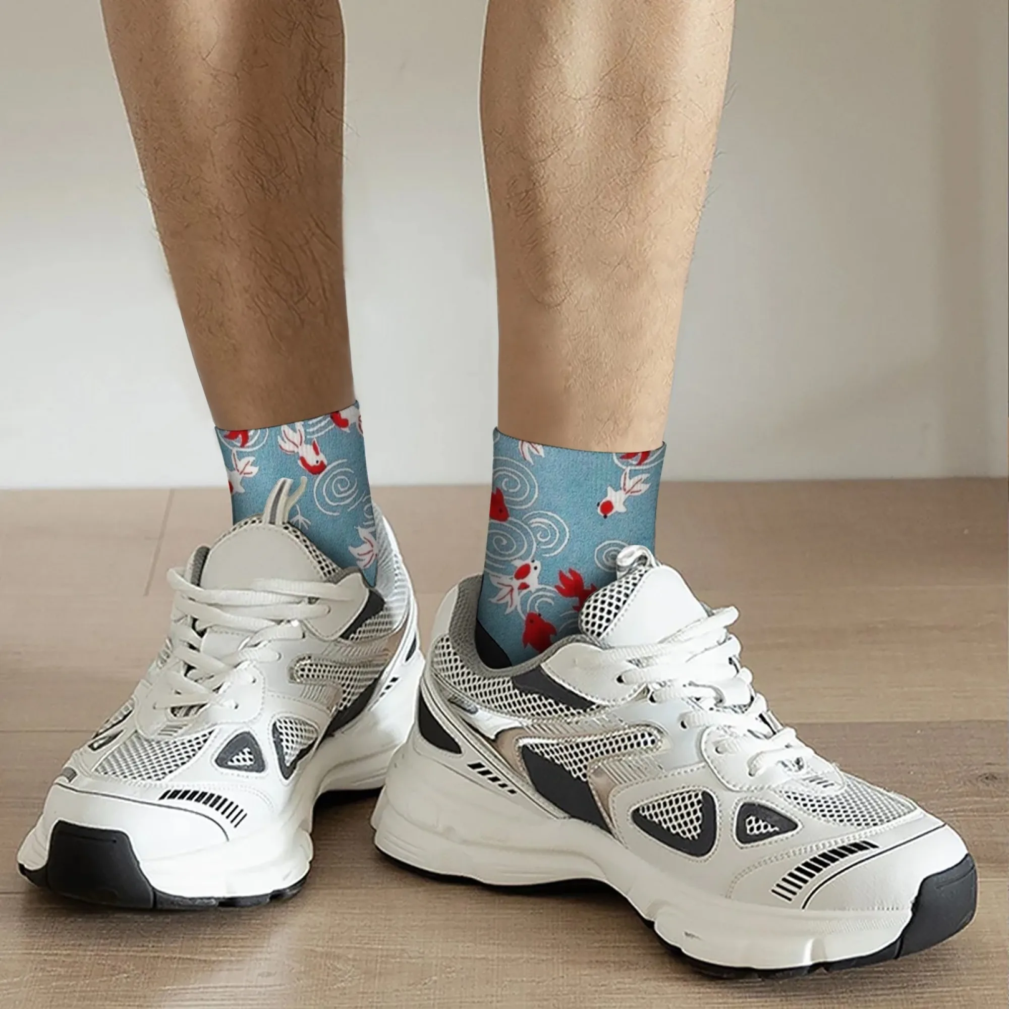 جوارب قصيرة للرجال من Crazy بخلفية أزرق مع سمك الشبوط الأحمر، جوارب مريحة غير قابلة للانزلاق، جوارب هيب هوب للسفر واللياقة البدنية #6