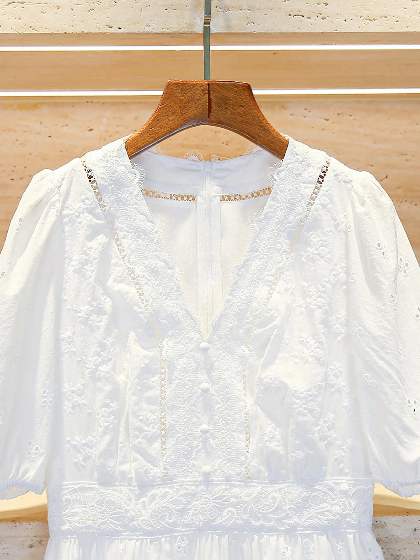 กระโปรงทรงเอไลน์ผ้าลูกไม้ฉลุลายคอวีแขนพองทรงบับเบิ้ลสำหรับผู้หญิงระดับไฮเอนด์ เหมาะสำหรับใส่ไปทำงานหรือใส่ลำลอง