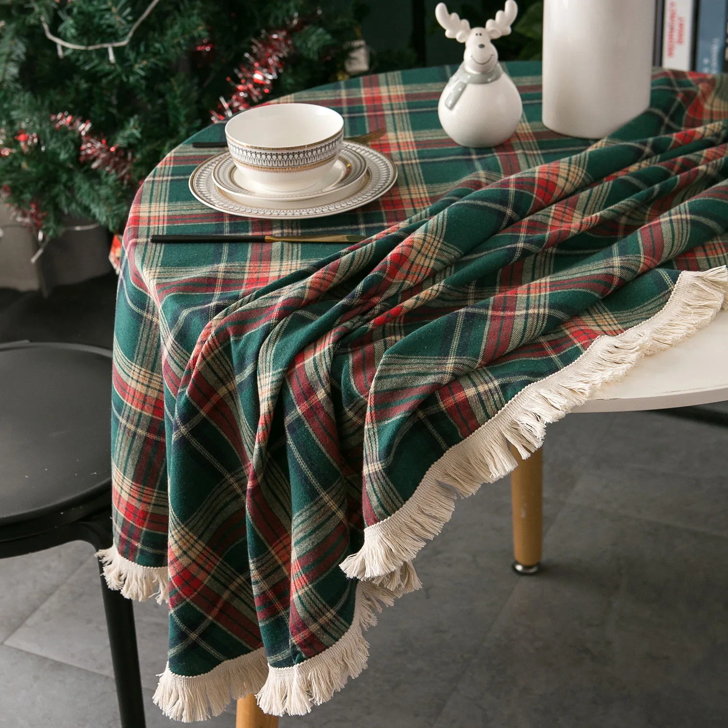 Plaid Christmas Decoration Tassels Tablecloth Round Woven Polyester Cotton Red Green Table cover for Home Party Dining Decor