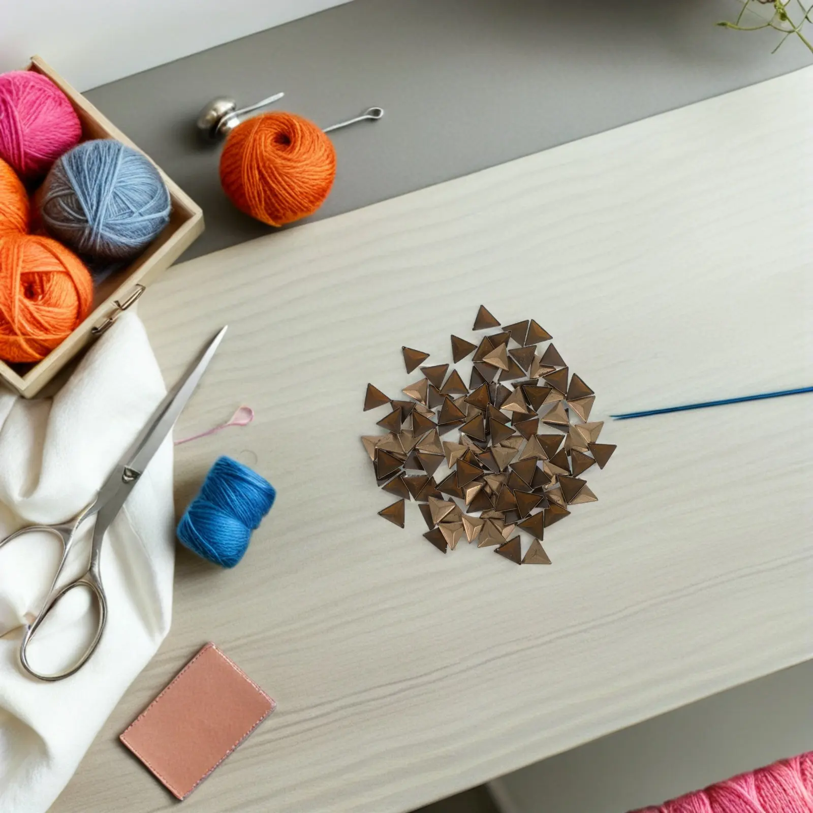 100 Piezas de Tachuelas de Cobre Planas con Punta Piramidal, Remaches Termoadhesivos y Adhesivos para Decoración de Cuero, Ropa, Zapatos y Bolsos DIY