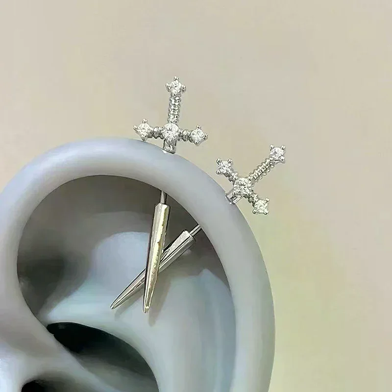 Pendientes cruzados con diamantes de imitación en forma de espada para mujeres y hombres, Piercing de hélice flotante de circonita Punk, joyería para cartílago de la oreja, regalos para parejas