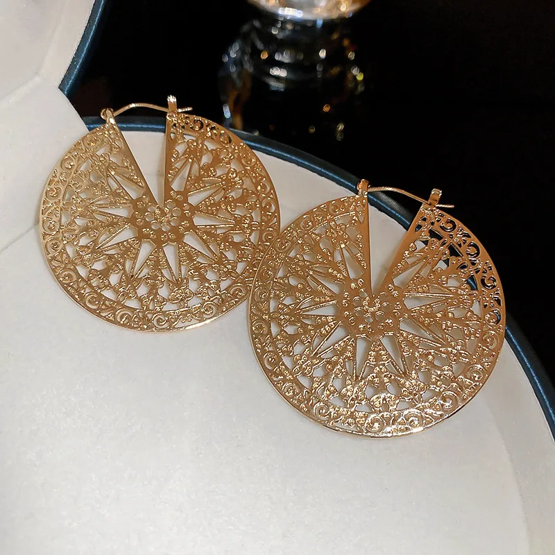 Hollow Disc Metal Earring for Women Retro Design Sense Exaggerated Drop Earring Fashion High-grade Golden Jewelry Wholesale