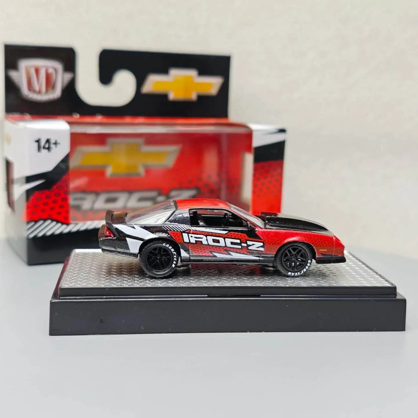 

Модель автомобиля M2 1:64 1985 Camaro IROC-Z из сплава, имитация, для коллекционирования, игрушка, подарок, украшение