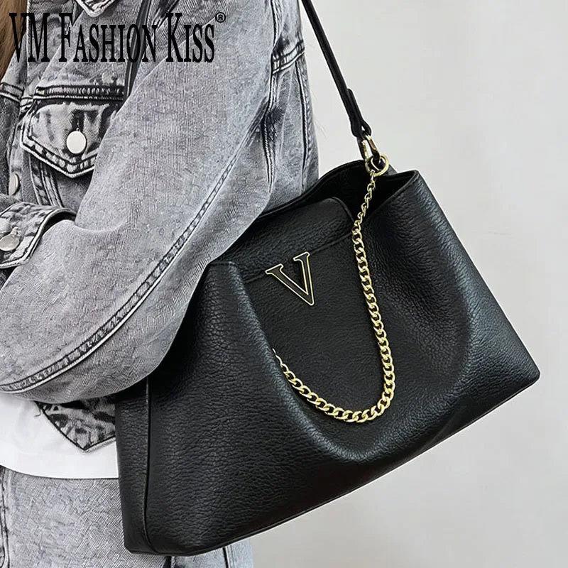 Elegant Women's PU Leather Black Tote Bag Designer Spacious Main Compartment Chain Strap Versatile Shoulder Crossbody Purse