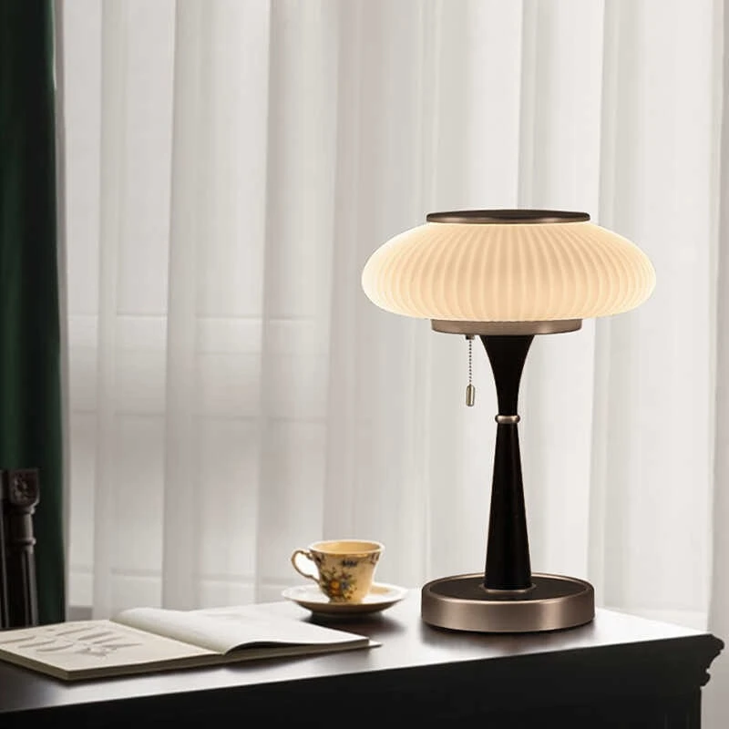 New solid wood table lamp, living room American retro high-end ornament, bedroom bedside table medieval atmosphere