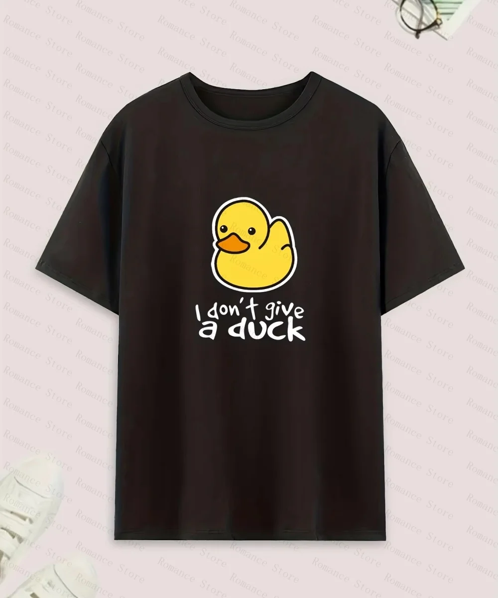 Ein Set aus lässigen Pyjamas mit Entenmuster, bestehend aus Shorts und einem T-Shirt mit Entenmuster, ideal als bequeme Sommerkleidung für zu Hause. – Detail 5