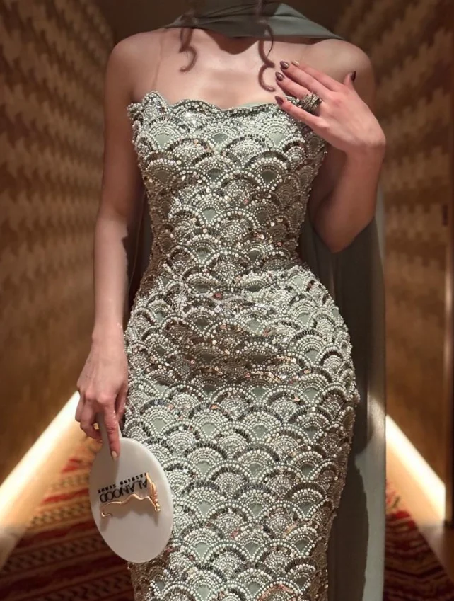 Maßgeschneidertes mintgrünes trägerloses Ballkleid mit perlenbesetzter Spitze und passendem Cape, figurbetontes bodenlanges Abendkleid für besondere Anlässe.