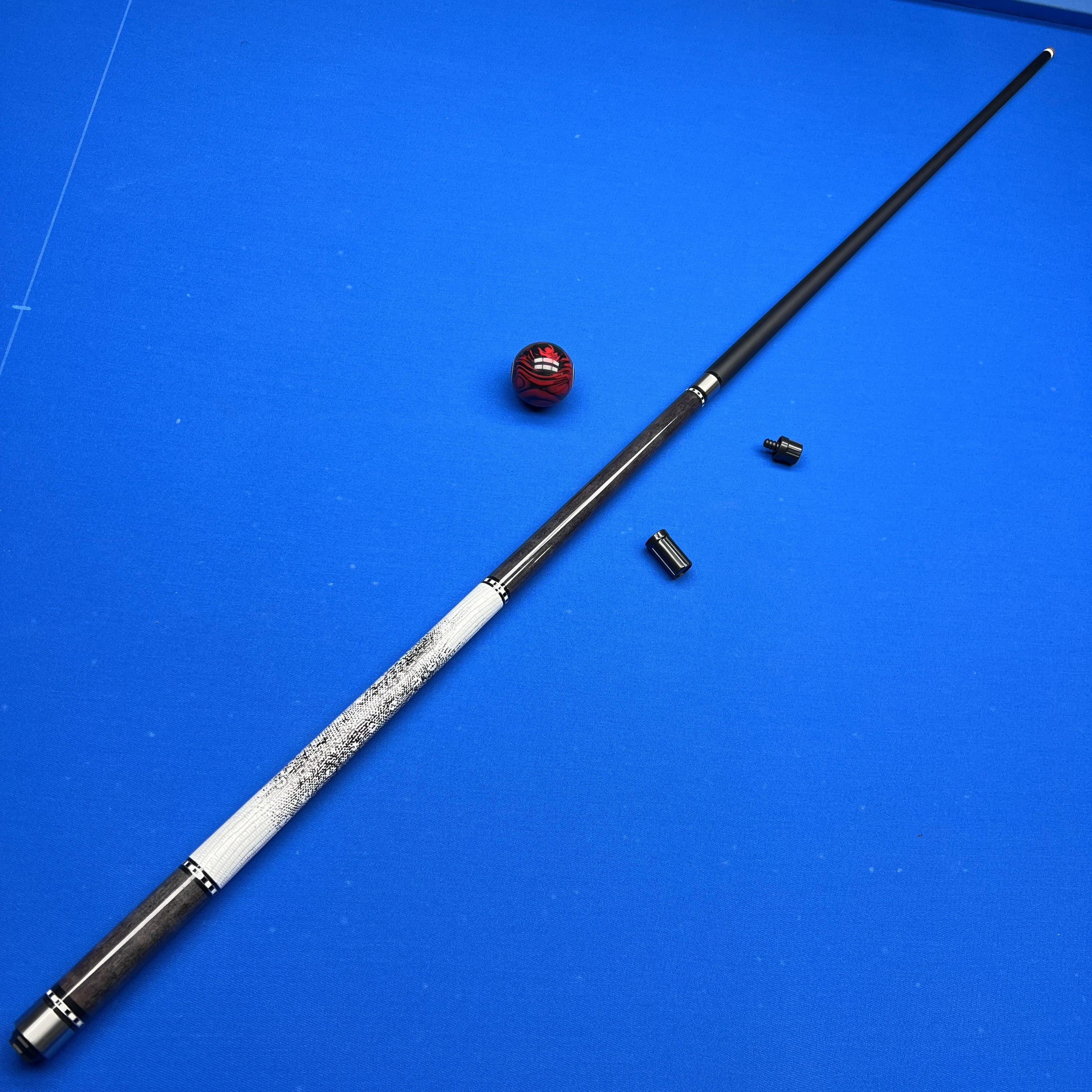 

High-Performance Pool Cue: Lizard Grip, Stainless Steel Joint w/ Protectors, 12.5mm Rainbow Tip