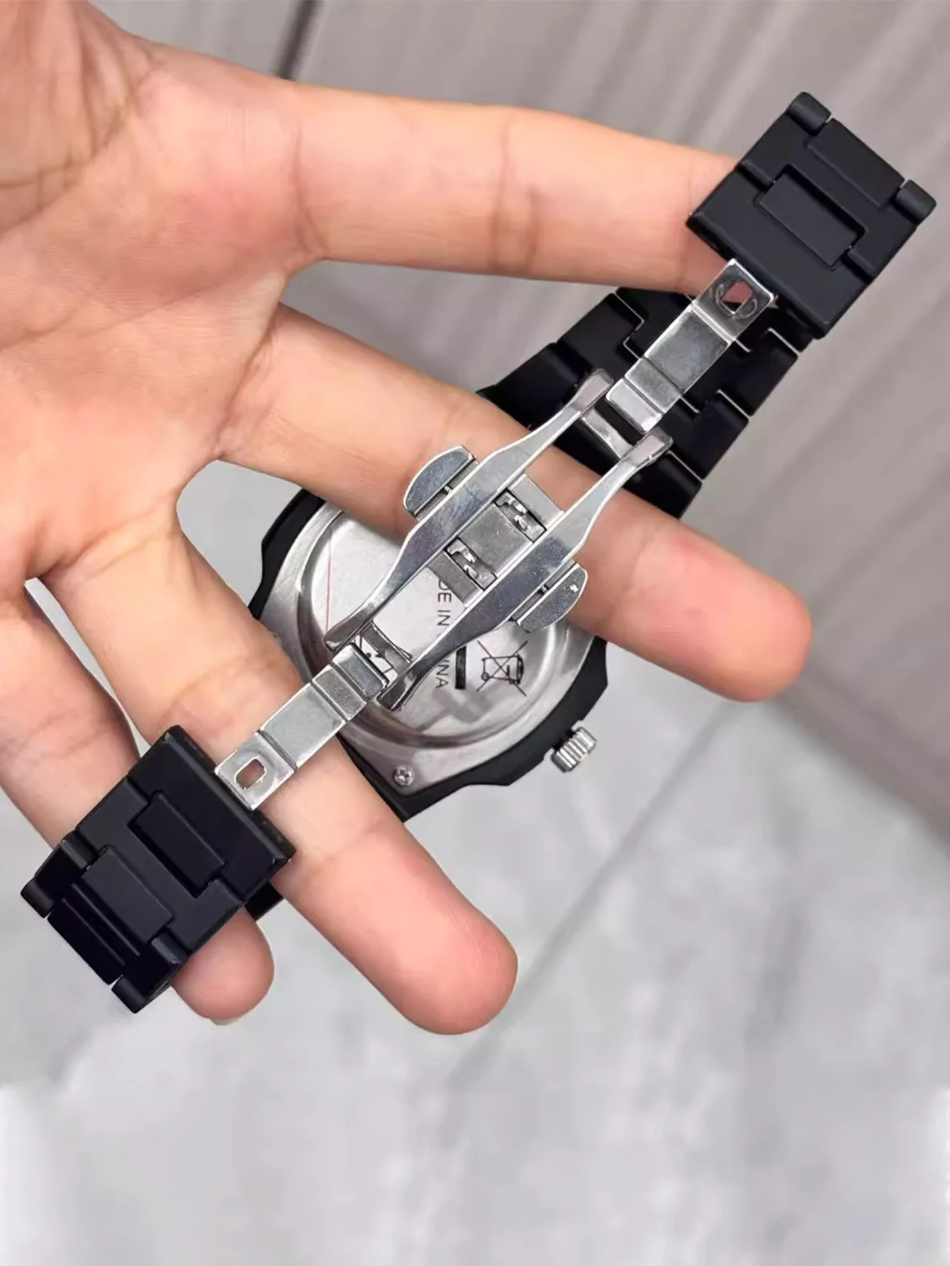 TOMIMens new fashion watch with calendar display,multi-functional simple dialquartz watchgift box for men