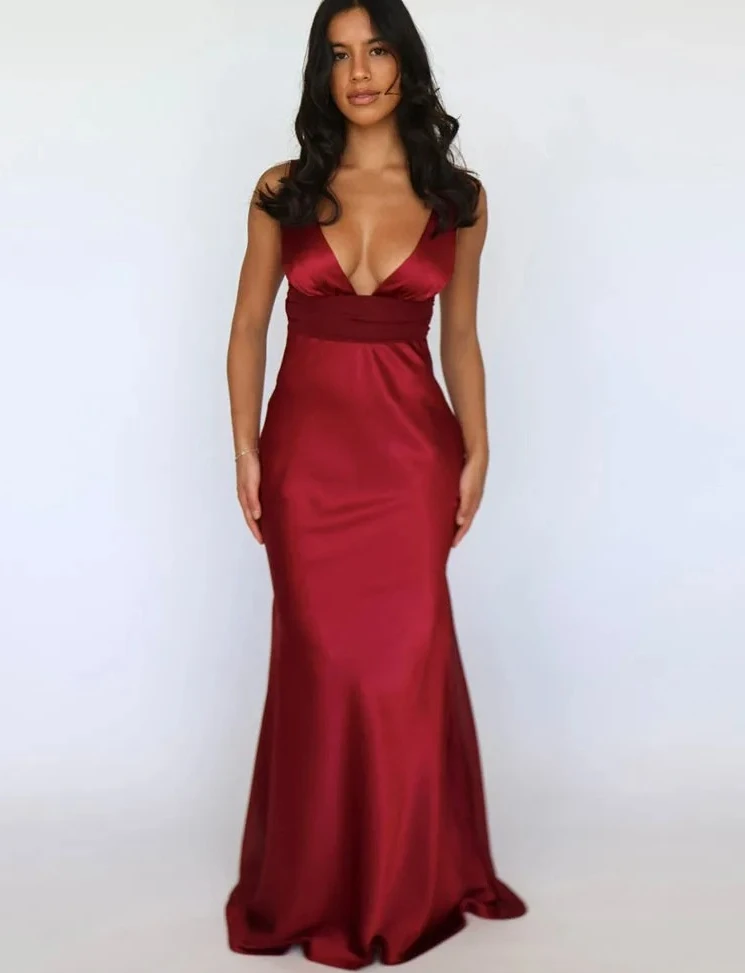 ชุดเดรสยาวผ้าซาตินสำหรับผู้หญิง แขนกุด คอวี แต่งผ้าแบบ Patchwork  รัดรูป  ประดับมุก  โชว์หลัง  ชุดราตรีหรูหราสำหรับงานเลี้ยง