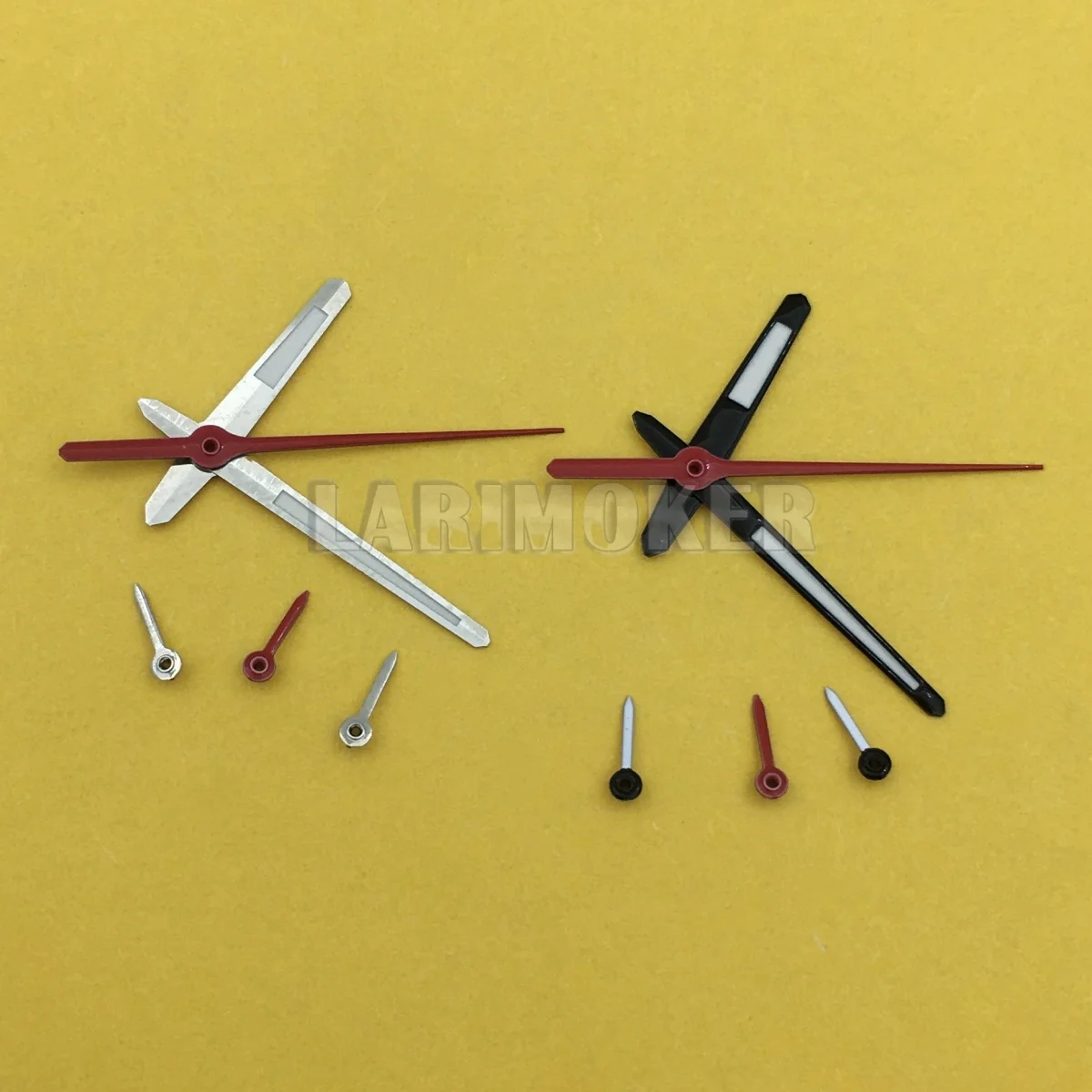 عقارب الساعة BLIGER باللون الأسود والفضي مع توهج أخضر مما يجعلها مناسبة كملحق لساعة الكوارتز الرياضية VK63