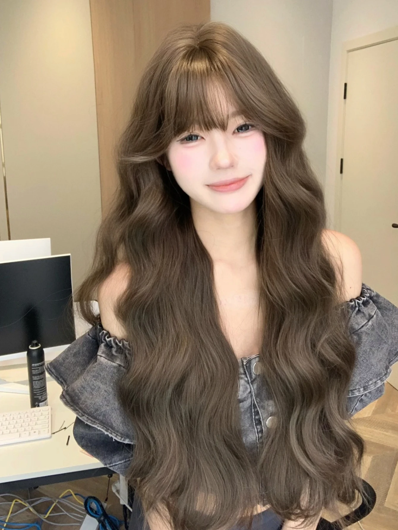 Wig sintetis Lolita cantik warna coklat 28 inci dengan Wig rambut panjang bergelombang untuk penggunaan sehari-hari wanita Cosplay tahan panas