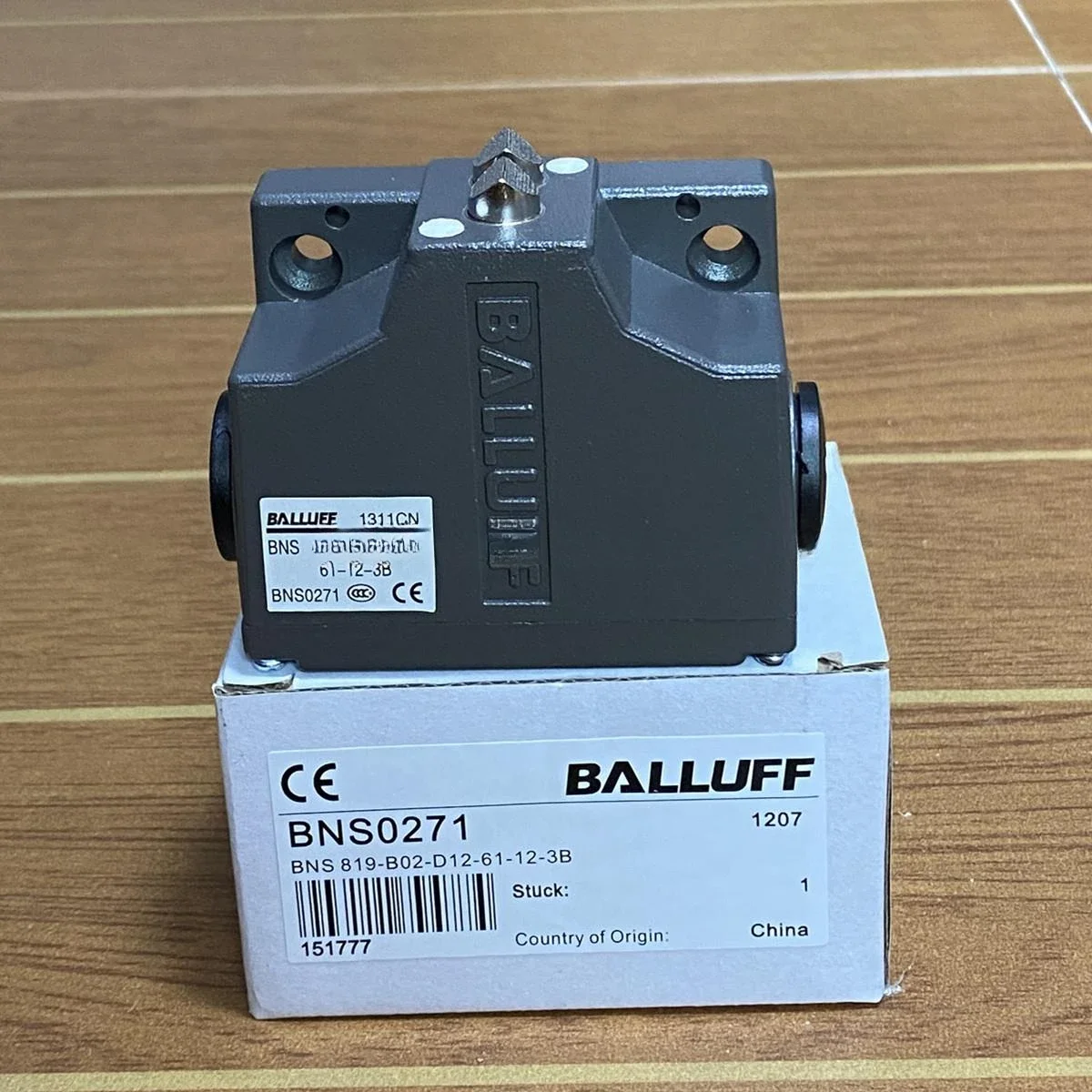 BNS 819-B02-D12-61-12-3B / BNS 819-B03-D12-61-12-3B  BNS819-B02-D12-61-12-10 Limit Switch Travel Switch 100% New & Original