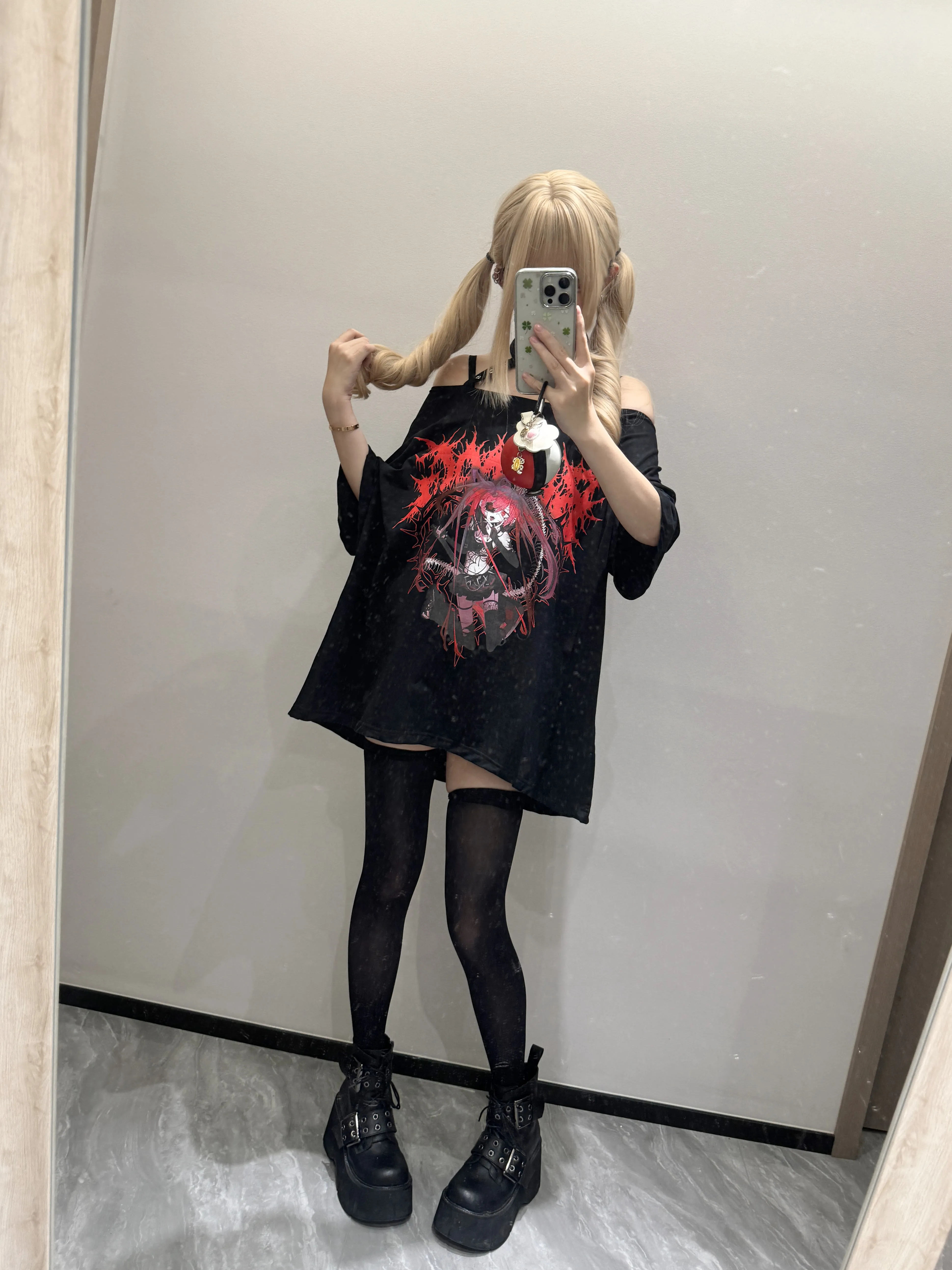 Subkultura Punk Top Lato 2025 Dziewczęca Słodka Fajny Top z Odkrytymi Ramionami na Szyję z Krzyżowym Chokerem Japoński Styl Anime Nadruk T-Shirt