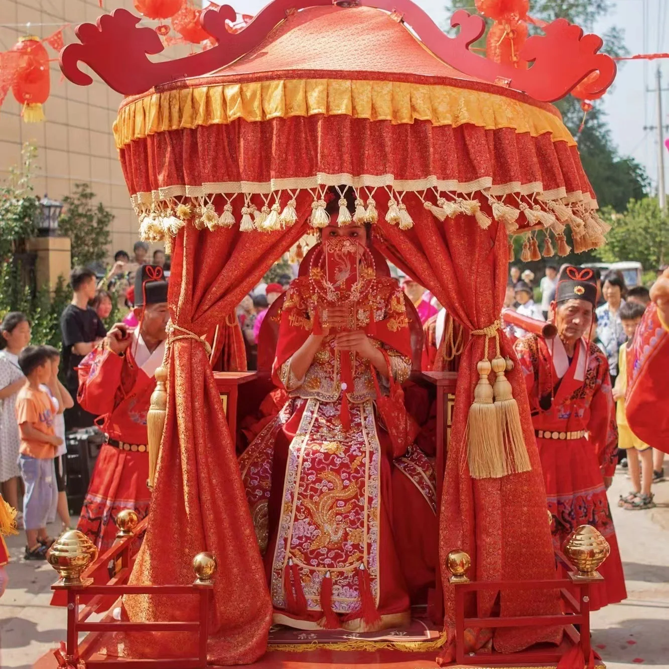 

The bride steps to catch the phoenix and eight lifts the Chinese steel pipe