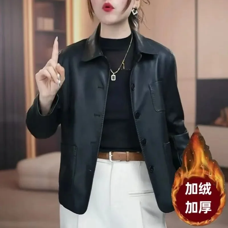 المرأة الكورية حجم كبير 4XL معطف جلد 2025 المؤنث التلبيب فو سترة جلدية الخريف الشتاء السيدات موضة بولي Leather الجلود أبلى