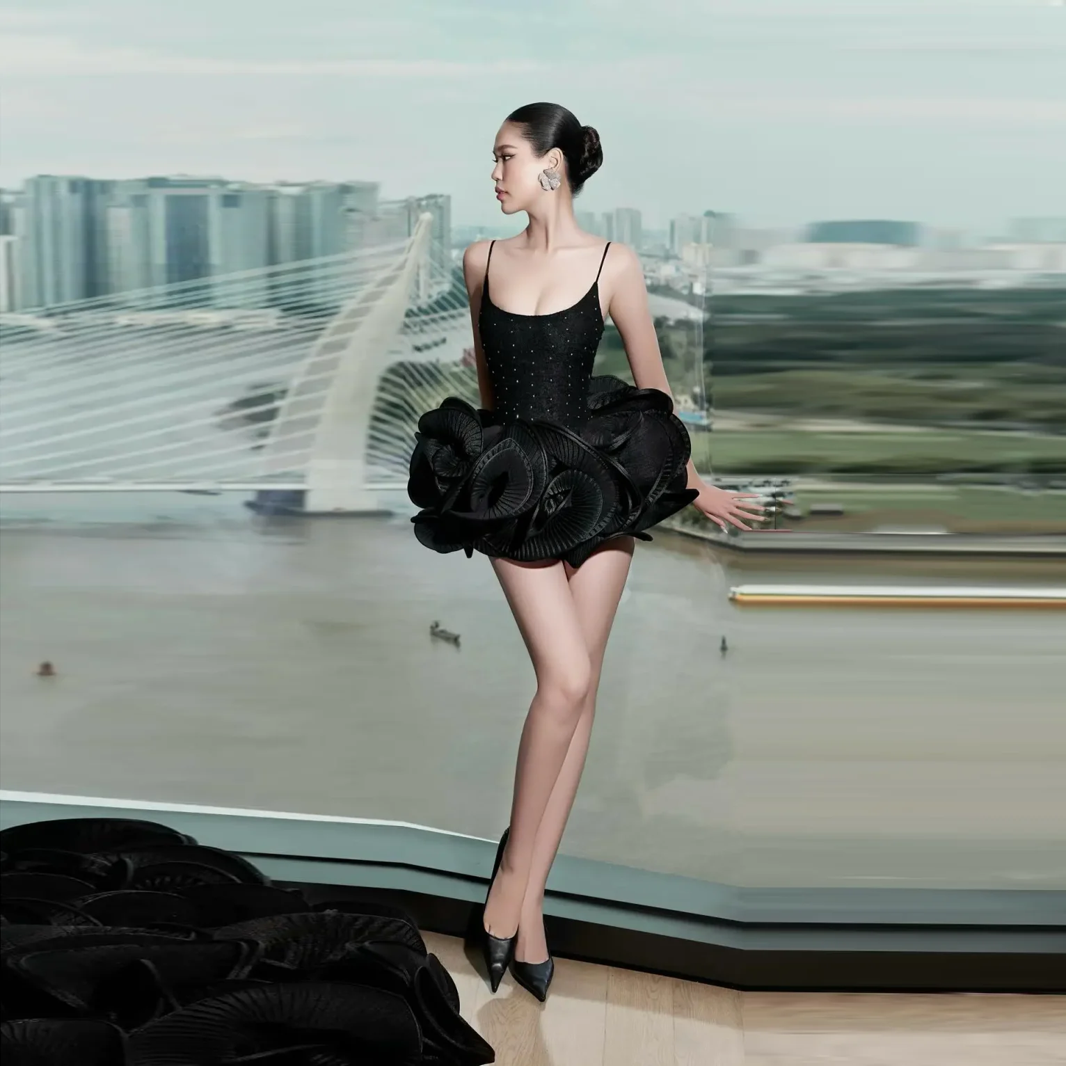 Hübsche kurze Kleider, Party, Perlenstickerei, handgefertigtes Blumen-Abschlussballkleid, neue Couture, maßgeschneiderte Spaghetti-Abschlussballkleider, Perlenblume