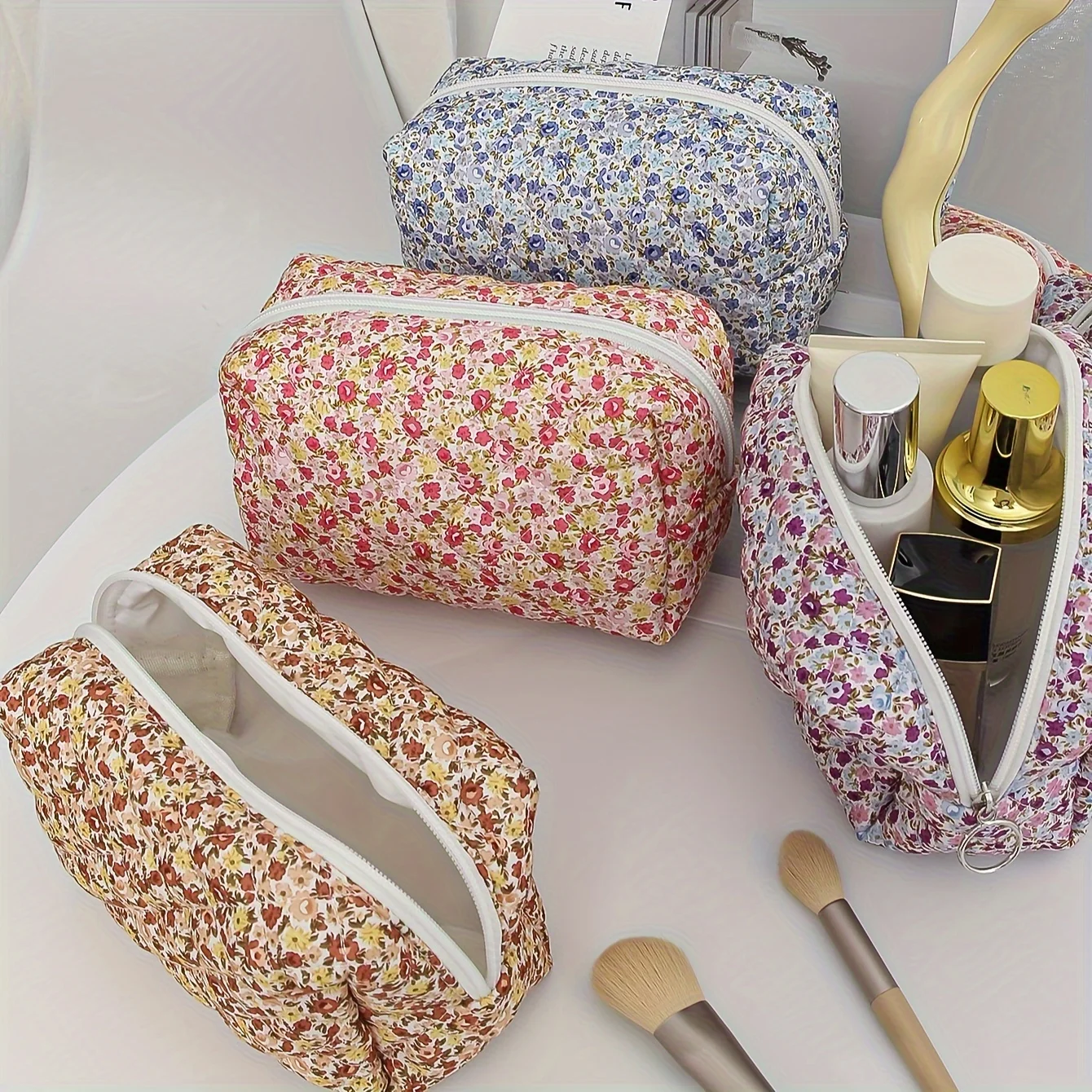 Cute Small Floral Cotton Makeup Bag, Quilted Zipper Pouch for Women and Girls, Kawaii Travel Cosmetic Bags for Purse