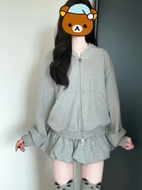 

Корейский модный комплект из двух предметов: свитшот и короткая юбка с цветочным принтом. Очень популярная зимняя одежда. Уютный и стильный комплект.