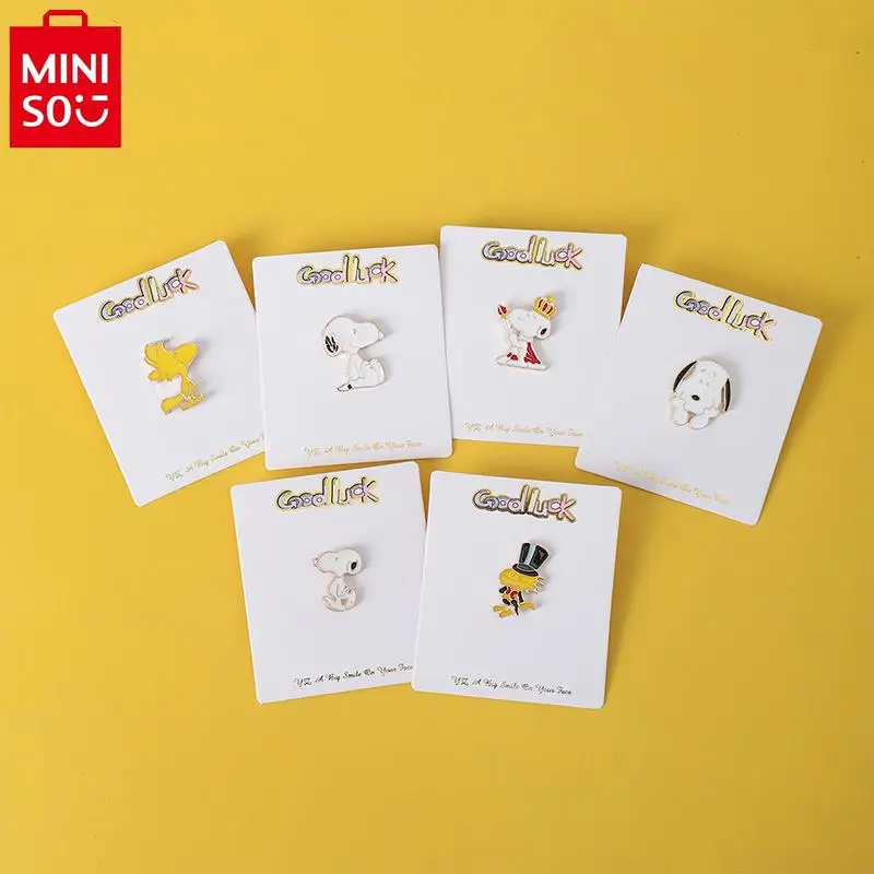 MINISO-Snoopy Anime Metal Broche para Crianças, Decoração Bonito Mochila Dos Desenhos Animados, Emblema Do Estudante, Acessórios De Presente De Aniversário, Novo