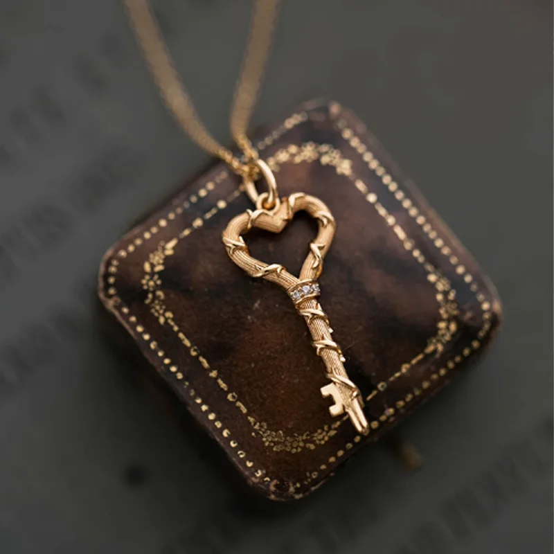 New Arrival Heart Shaped Key Sweater Necklace Pendant Keychain Bag Pendant golden For Man Or Woman Gift