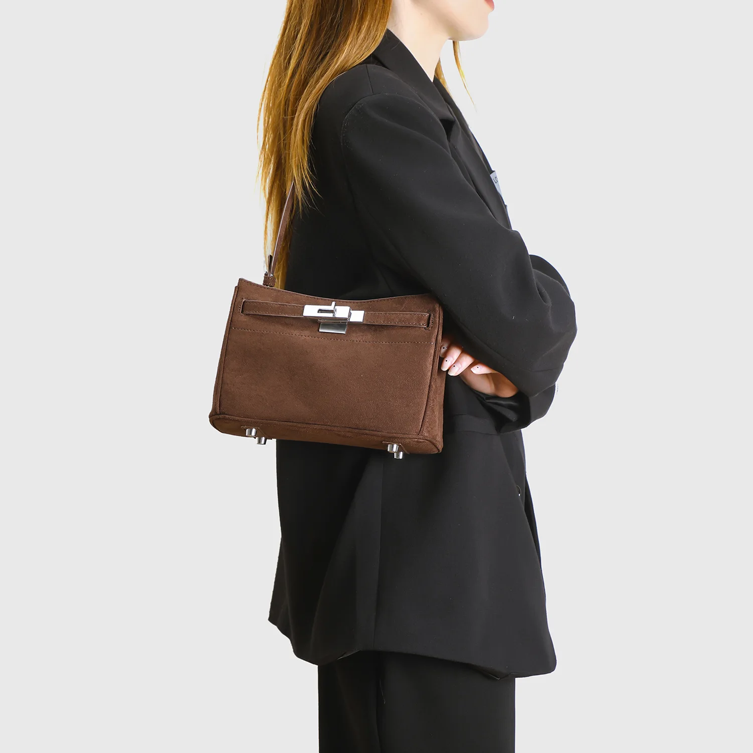 

2025 Новая модная пригородная сумка через плечо под мышками, замшевая портативная женская нишевая сумка через плечо премиум-класса, маленькая квадратная сумка