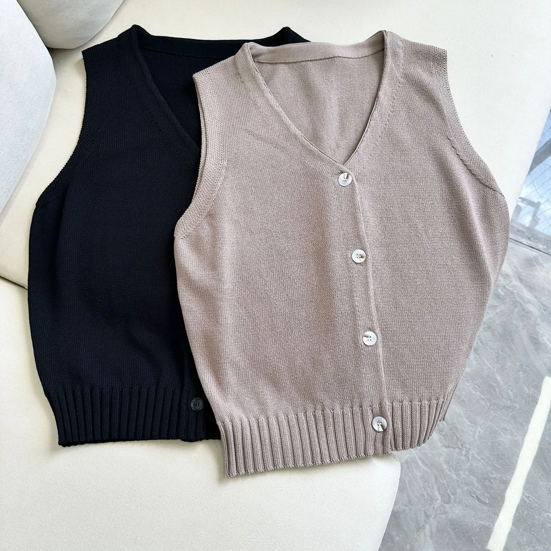 24  Autumn New Product Retro Style Fashionable V-neck Sleeveless Knitted Vest Slimming Cardigan