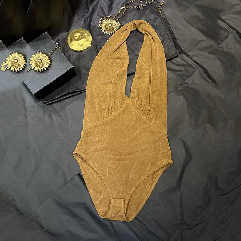 

A retro velvet off-the-neck deep V jumpsuit for women, a slimming and sexy base layer, a niche design and versatile top