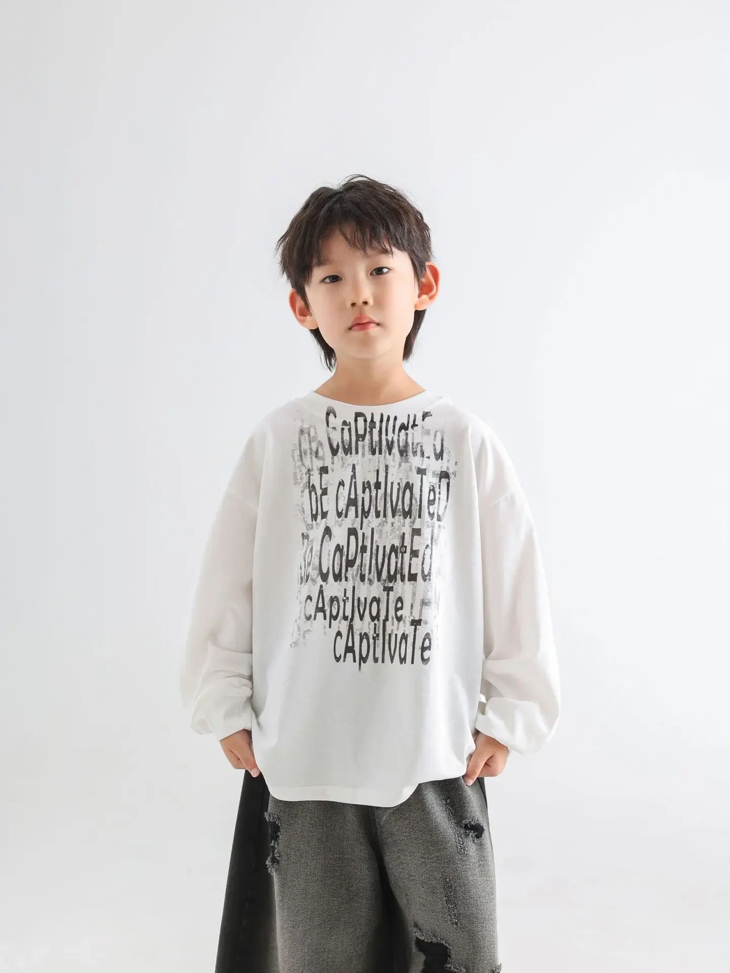 Kinderkleding Jongens Koreaanse stijl T-shirt 2023 Nieuwe modieuze lente Eenvoudige mode Gedrukte sport losse top met lange mouwen