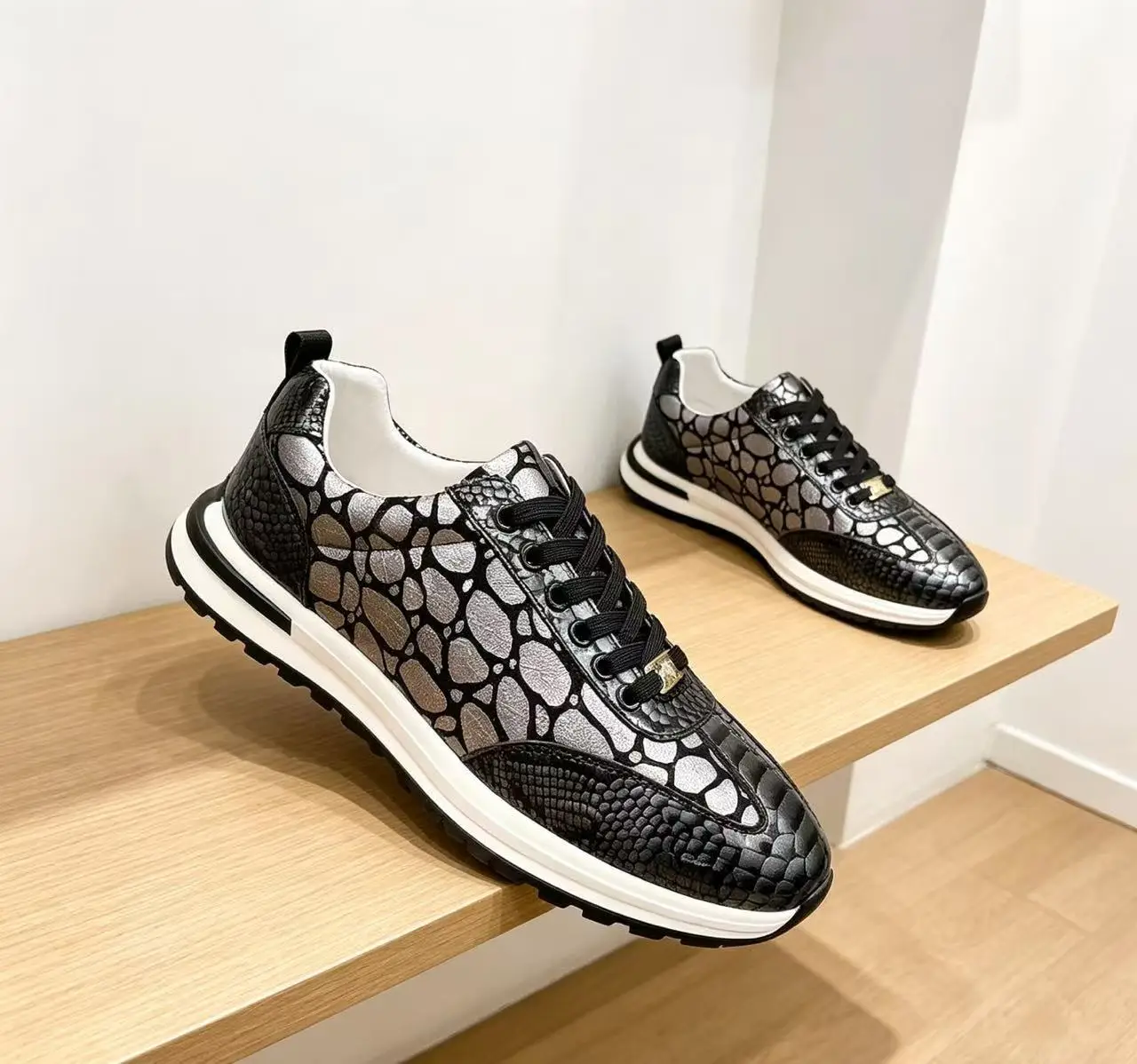 Men's leather shoes are comfortable, casual, fashionable, non slip, and comfortable. They are sports shoes