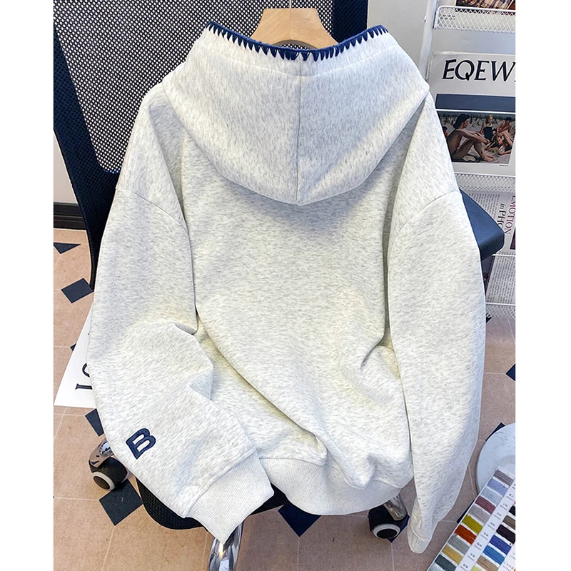 女性刺繍入りレターフード付きスウェットシャツアメリカンレトロオーバーサイズぬいぐるみ長袖ルーズトップクラシック多用途冬ファッション