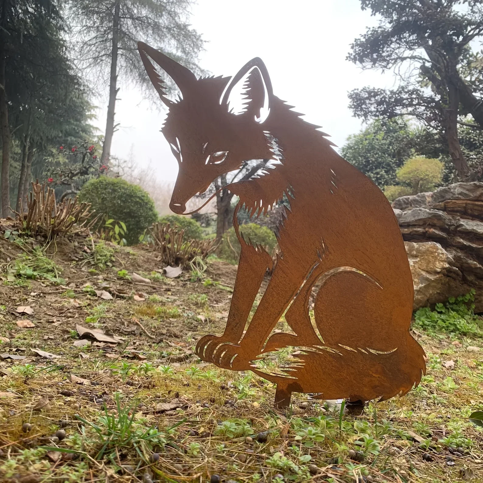 【2D Flat】Rusty Vintage Meditation Fox Garden Stake – Distressed Ground Insert – Pastoral Yard Decor – Great Gift